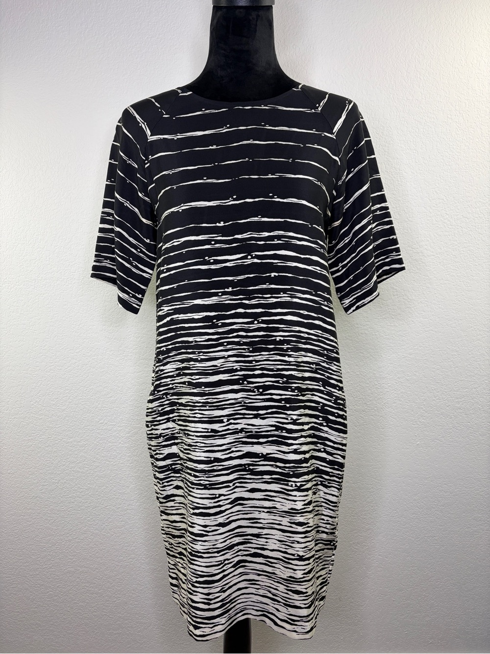 VINCE. 100% SILK BLACK CREAM STRIPE ABSTRACT SHORT SLEEVE DRESS SIZE EXTRA SMALL